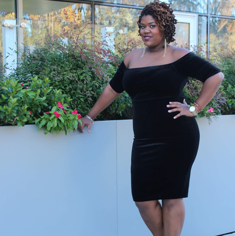 Plus Size Black Cold Shoulder Velvet Bodycon Dress - Picture 2 of 4